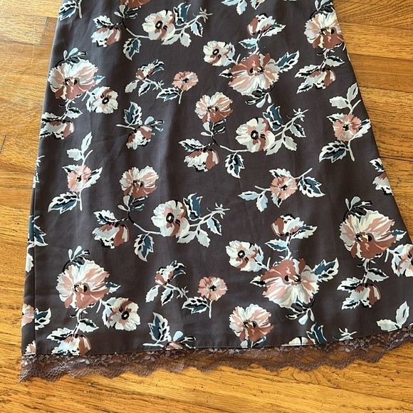 Full Tilt Gray Floral Slip on Mini Dress Size Small - Picture 2 of 10